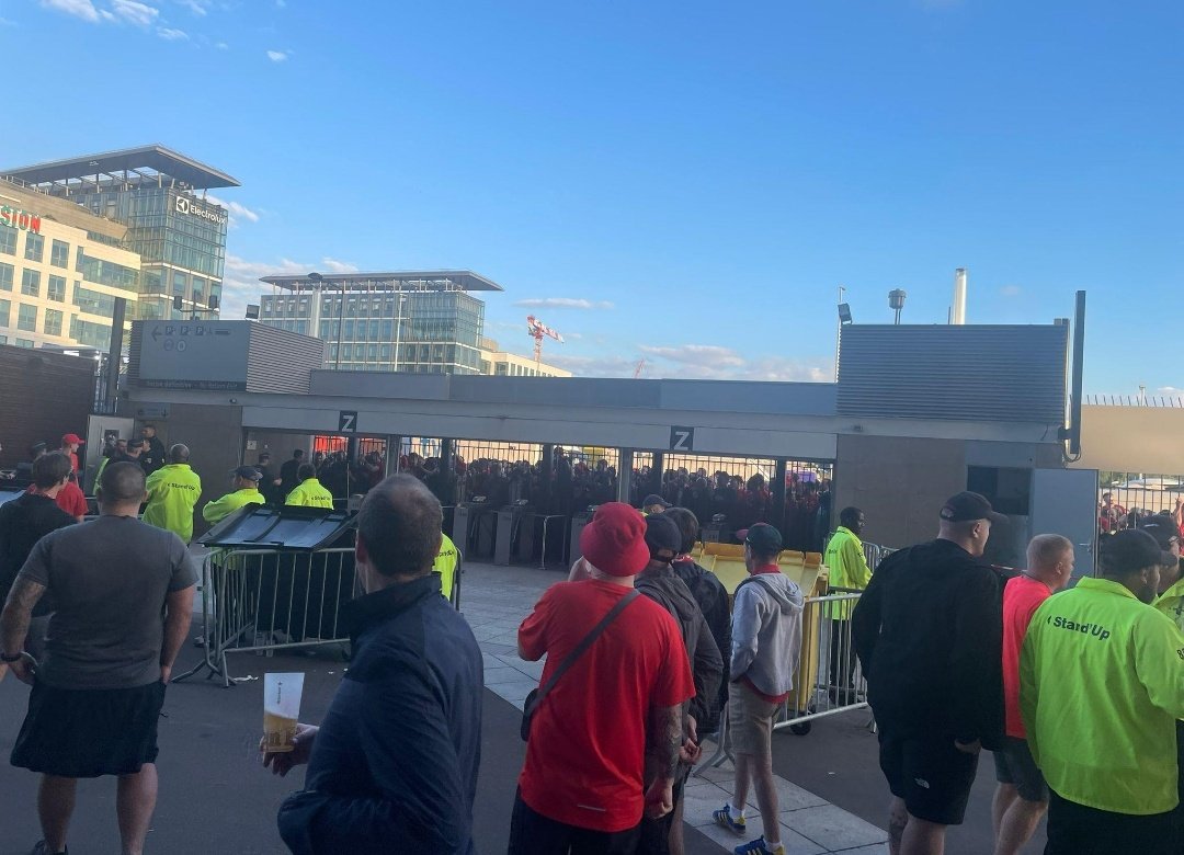 TheAnfieldBuzz's tweet photo. Picture from inside the stadium of fans being locked outside the gates https://t.co/hphhQkVhzY