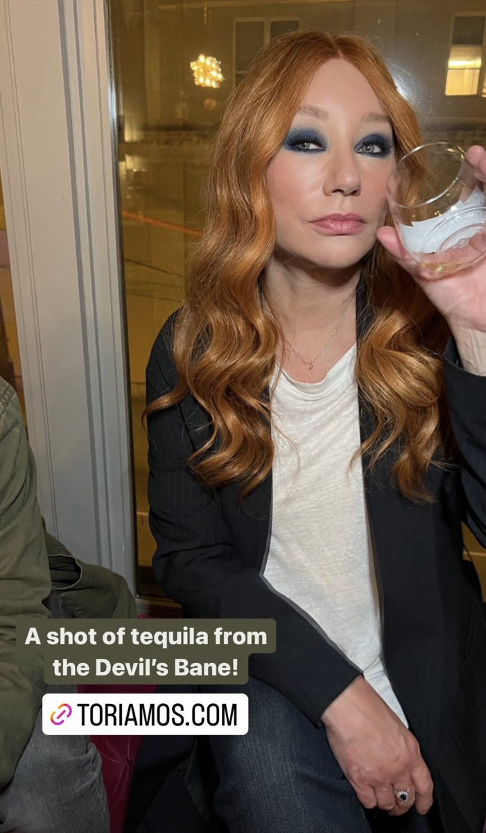 SHE KNOWS SHES THE HOTTEST LADY EVER
