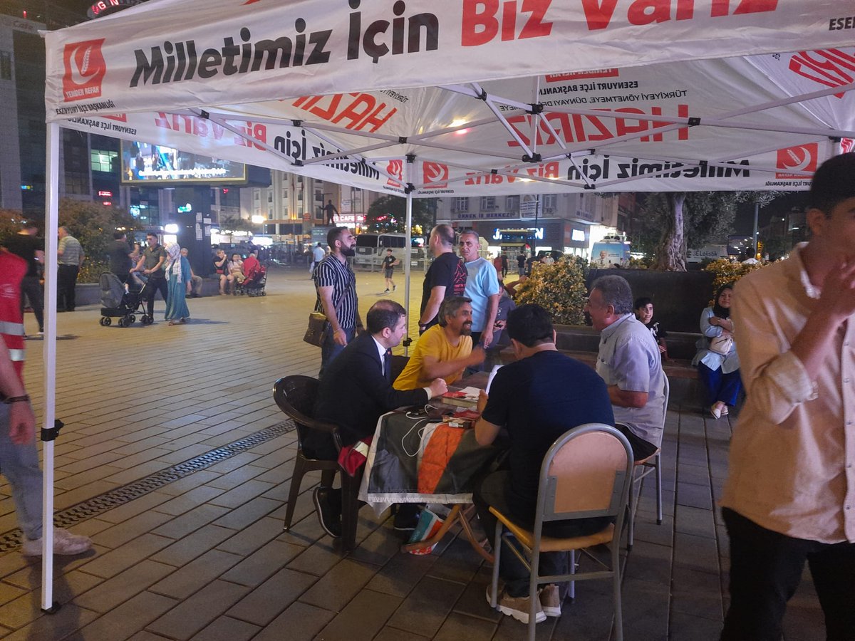 yrefahesenyurt's tweet photo. Yeniden Refah Partisi Esenyurt İlçe Başkanımız Sn.Selçuk GÜNEŞ önderliğinde Esenyurt Meydan da Stant Çalışması gerçekleştirdik.
#HAZIRIZ #VARIZ
@selcukbeg34 @gencRefesenyurt @ErbakanFatih @rprefahpartisi @terzihuseyin34 @refahist https://t.co/dkKeP8rdui