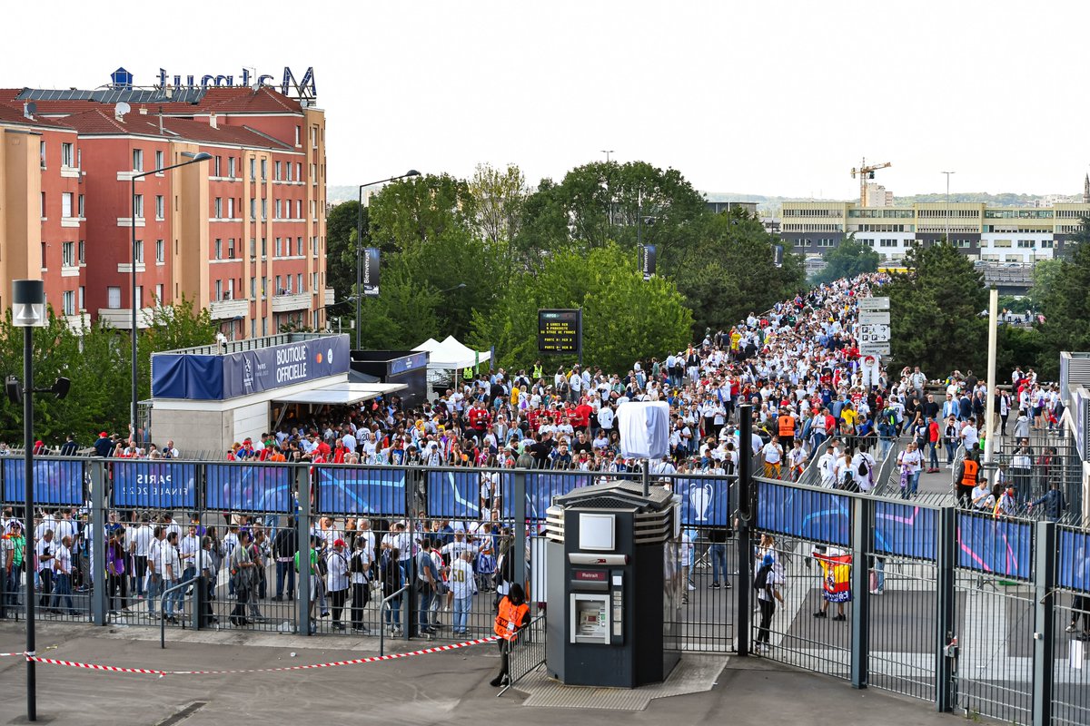 Un journaliste espagnol : "J'ai assisté à beaucoup de finales de Ligue des champions. Ce qui se passe au Stade de France, je n'avais jamais vu ça. Il y a des groupes de Français autour du stade qui attaquent et volent les supporters" fdesouche.com/2022/05/28/fin…