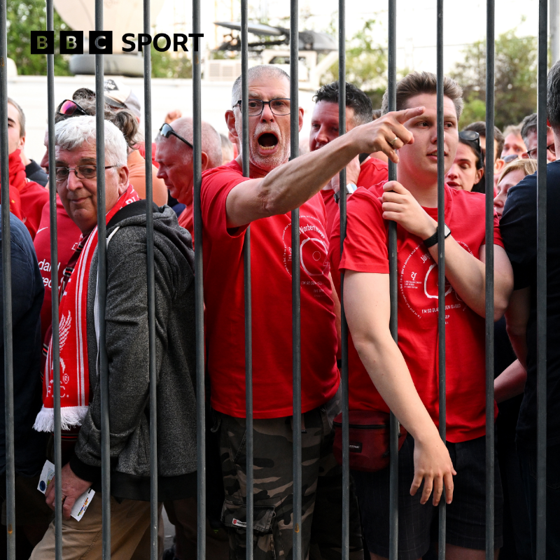 BBCSport's tweet photo. Uefa has delayed kick-off in the #UCLfinal by 36 minutes because of "security reasons".

Pictures emerged in the lead up to kick-off of huge crowds of fans queuing to get in.

📲 Follow the latest on @BBCSounds and the @BBCSport app.

#BBCFootball #LIVRMA