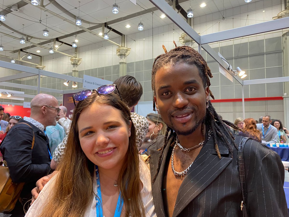 KatReesCreative's tweet photo. Reflecting on @ClassicalNEXT tonight and thinking of the amazing VOGUE OPERA! #glow Great photo with wonderful artist @Gyre_SA .Thinking about how classical music is going to change over the next few years and how we can get more people to see projects like this #cnext22 https://t.co/Pfq1W8yddA