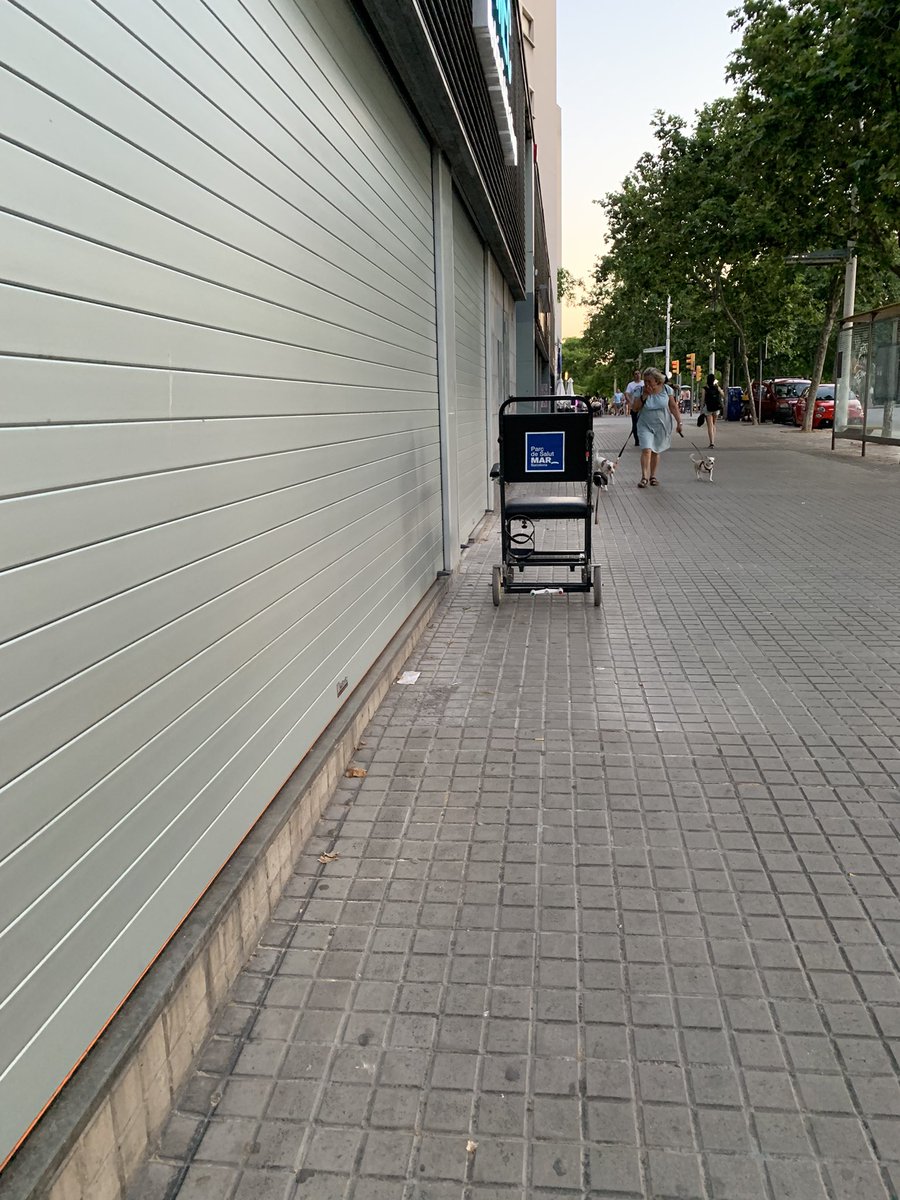 jupasetti's tweet photo. @hospitaldelmar alguien dejó una silla de ruedas ⚠️ https://t.co/TQD7NkPh8M
