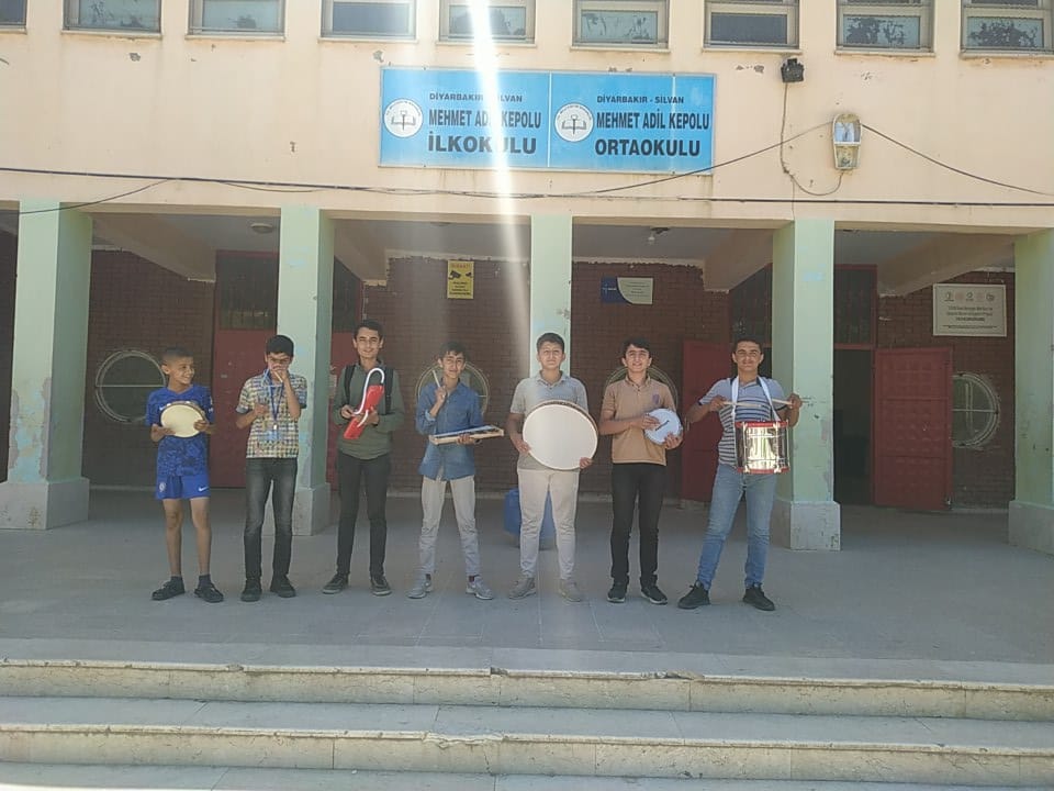 AdilIlk's tweet photo. Temel Eğitimde 10 Bin Okul Projesi kapsamında okulumuz öğretmenler odasına 1 adet bilgisayar ve 1 adet yazıcı ile okulumuza spor malzemeleri ve müzik enstrümanı desteğinde bulunulmuştur.
@Diyarbakirmem @Murat4Kucukali
@SilvanKaymakam @SilvanMEM @KadriOzdemiral https://t.co/DZeQcxJ5Xz