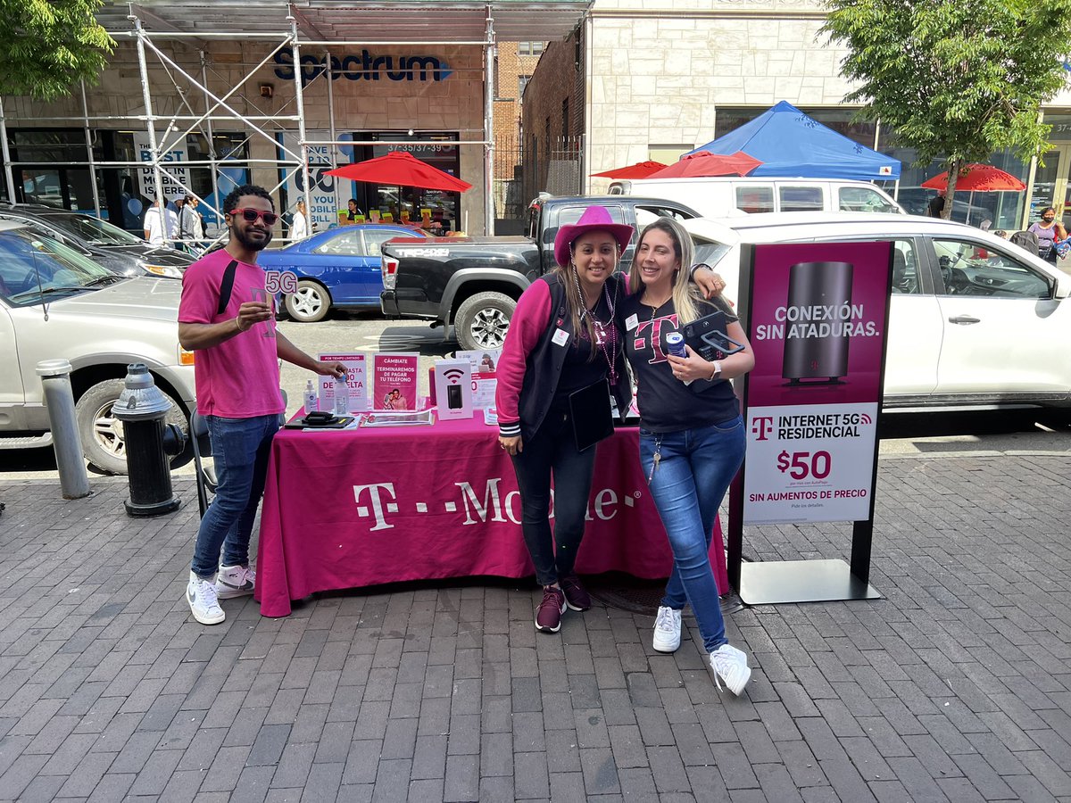 RobertM0726's tweet photo. Nowhere better to get High Speed Internet than Queens baby!! @Carla_Magenta and her amazing team at 82nd and Roosevelt rockin that HSI rain or shine!! 💪🏻🔥@PeterBueno13 @YetmelV https://t.co/daVdr3ugfB
