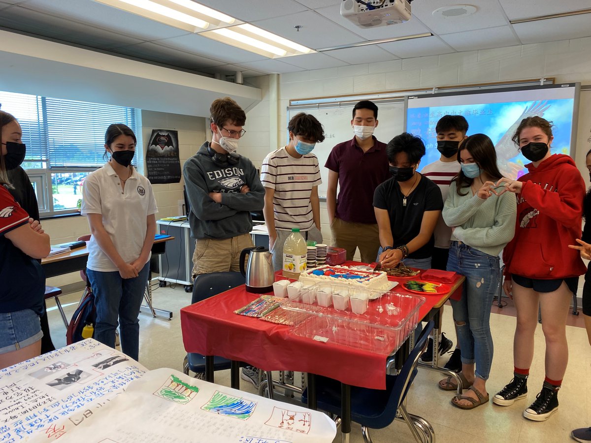 Chinese_Edison's tweet photo. Senior IB students' last Chinese class! Congratulations and best wishes to all my IB Chinese graduating students! I will miss you all. 祝你们鹏程���里！@monica_bentley1👍👍👏👏😀 https://t.co/ckvCFMf5ma