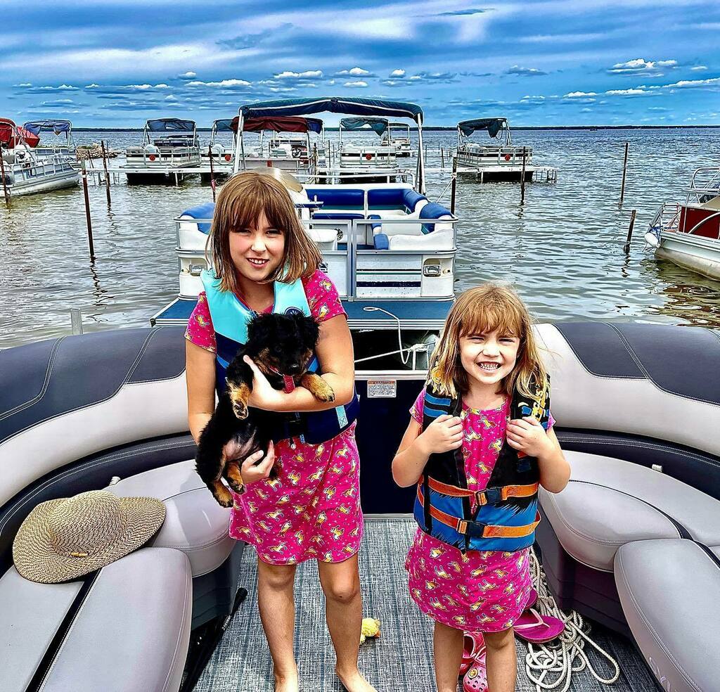 Brynn, Zoey, and Sunny on the Owens’ new pontoon! instagr.am/p/CeHLzukFcvB/