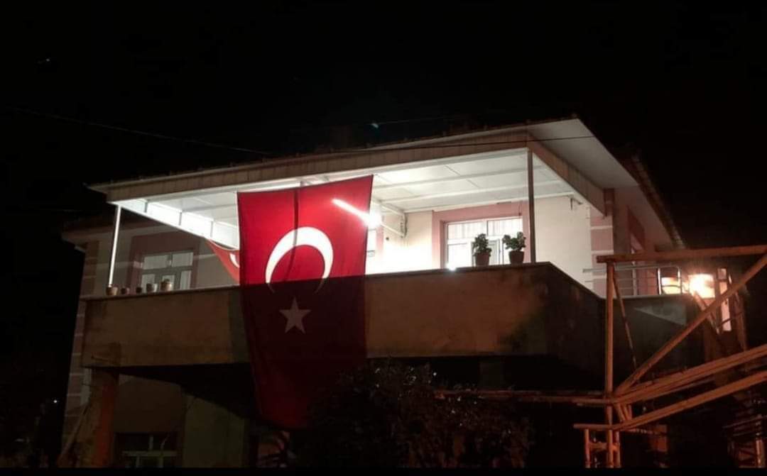 Az önce bu eve şehit ateşi düştü. Bir anne-baba evlatsız, iki çocuk babasız kaldı.

Pençe-Kilit operasyonunda şehit düşen Uz.Çvş. Hasan Çatal’a Allah’tan rahmet, ailesine sabır dilerim.

Terör örgütünü ve destekçilerini lanetliyorum. Allah'ın gazabı üzerlerinde olsun.