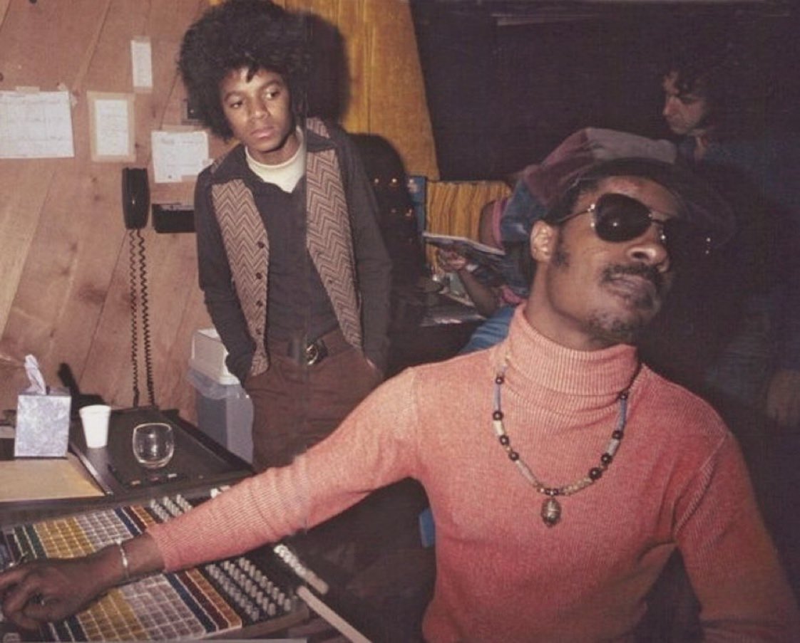 blesshisoul's tweet photo. Michael Jackson &amp; Stevie Wonder in the studio, 1974. 🎙✨🤎 https://t.co/oXah1HM7Ts