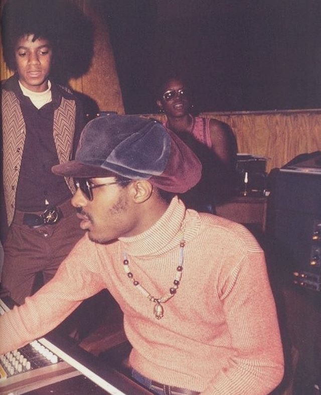 blesshisoul's tweet photo. Michael Jackson &amp; Stevie Wonder in the studio, 1974. 🎙✨🤎 https://t.co/oXah1HM7Ts