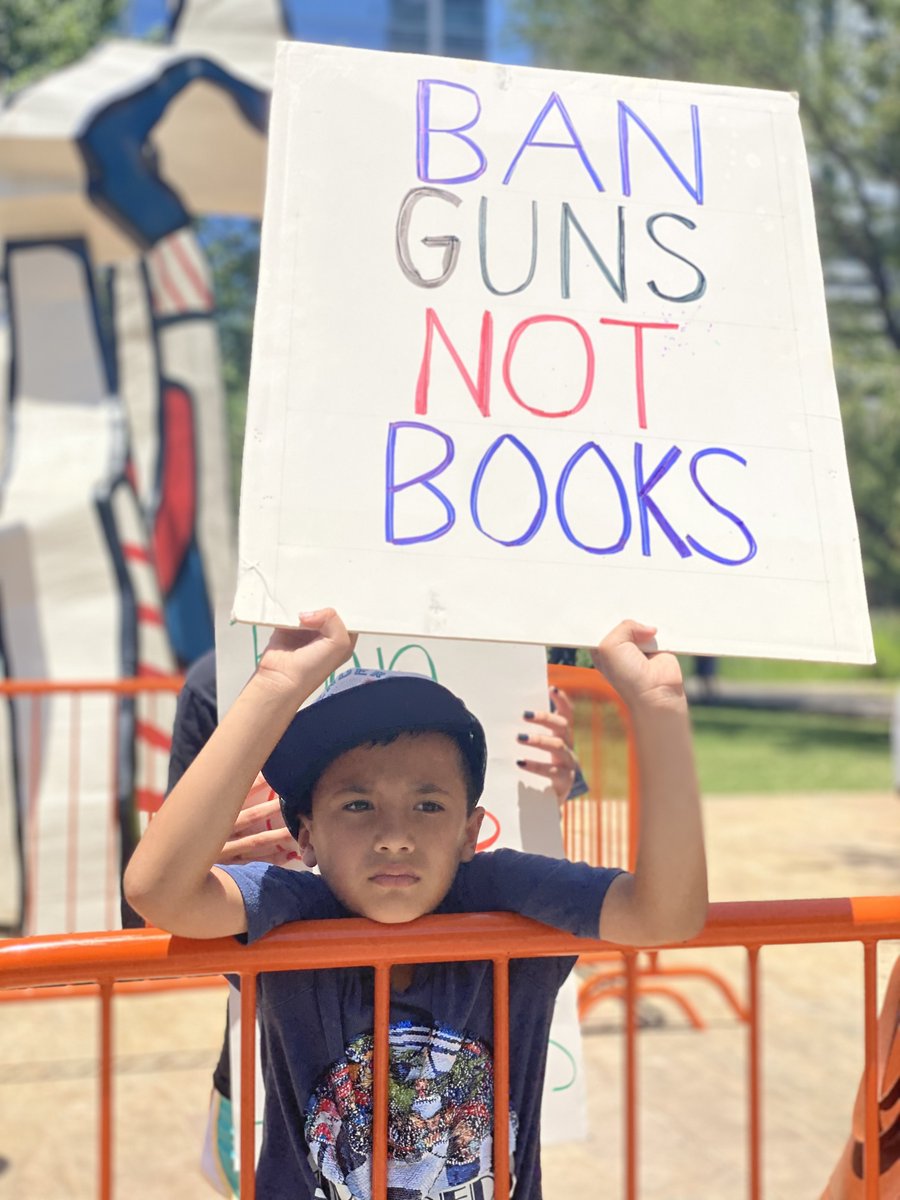 AldoButtazzoni's tweet image. Young boy seen at NRA protest holding sign that reads “Ban Guns Not Books” #NRAconvention #NRAprotest