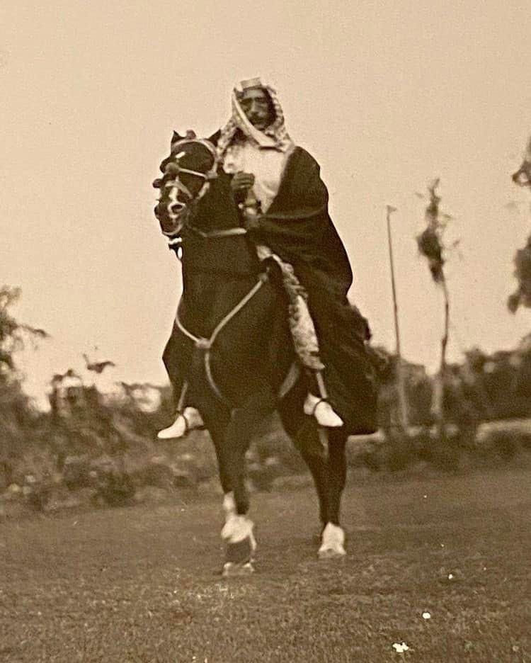 history_439's tweet photo. 📸أبو غازي ملك #سوريا ثم ملك #العراق الشريف فيصل بن الحسين #الهاشمي أشهر ساسة العرب في العصر الحديث 

ولد في #الطائف وترعرع في خيام قبيلة #عتيبة في بادية #الحجاز في صورة نادرة جداً على ظهر جواده. https://t.co/SR0KgPtpJn