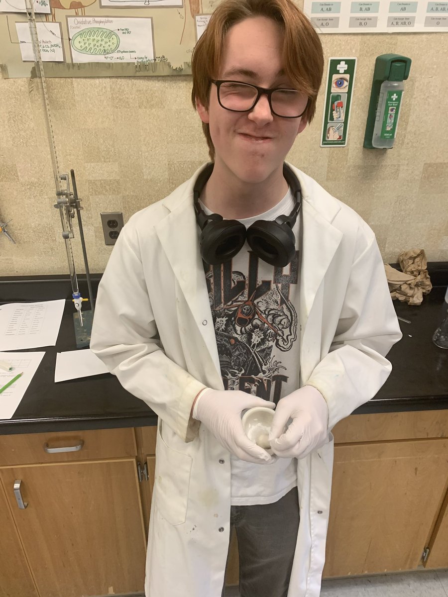 PaulKaneHS's tweet photo. Do aspirins REALLY contain 325mg of ASA?? Chem 20 students using their titration skills to find out the answer.ย #smartkiddos https://t.co/Owv9DxiuA8