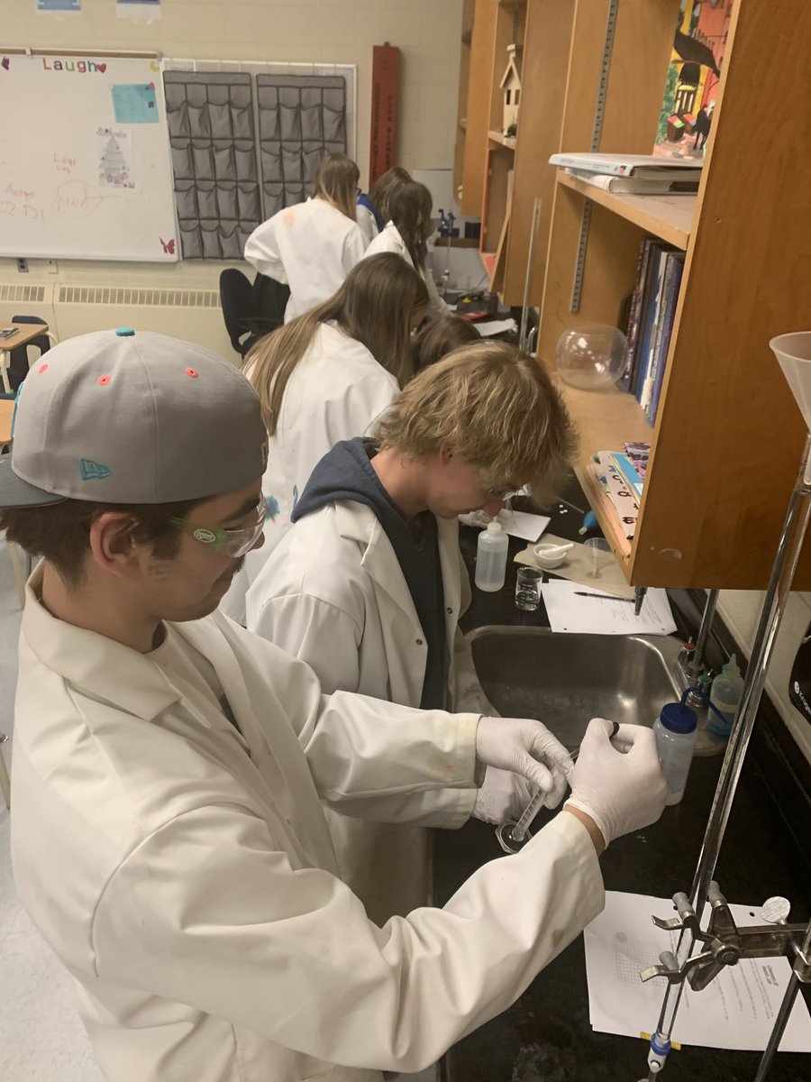 PaulKaneHS's tweet photo. Do aspirins REALLY contain 325mg of ASA?? Chem 20 students using their titration skills to find out the answer.ย #smartkiddos https://t.co/Owv9DxiuA8