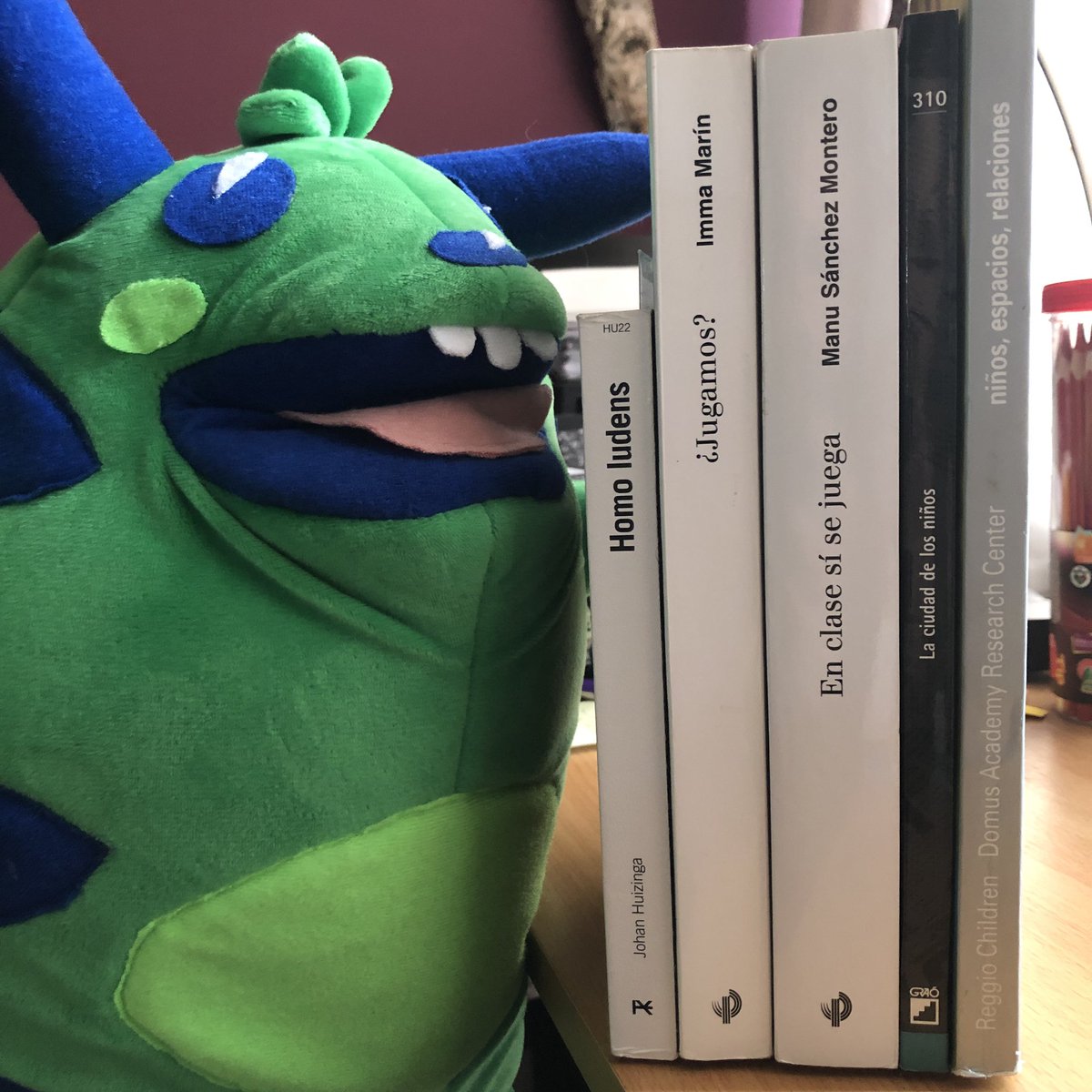 ElProfeNeto's tweet photo. Mi amigo André, del equipo @sincajamx, eligió cinco títulos de nuestra biblioteca para recomendar en este #DíaMundialDelJuego 

¿Qué te parecen las propuestas? ¿Has leído alguno? ¿Cuál agregarías? 📚 

#DíaInternacionalDelJuego 
#JugarEsUnDerecho https://t.co/mpDvqVN4Sz