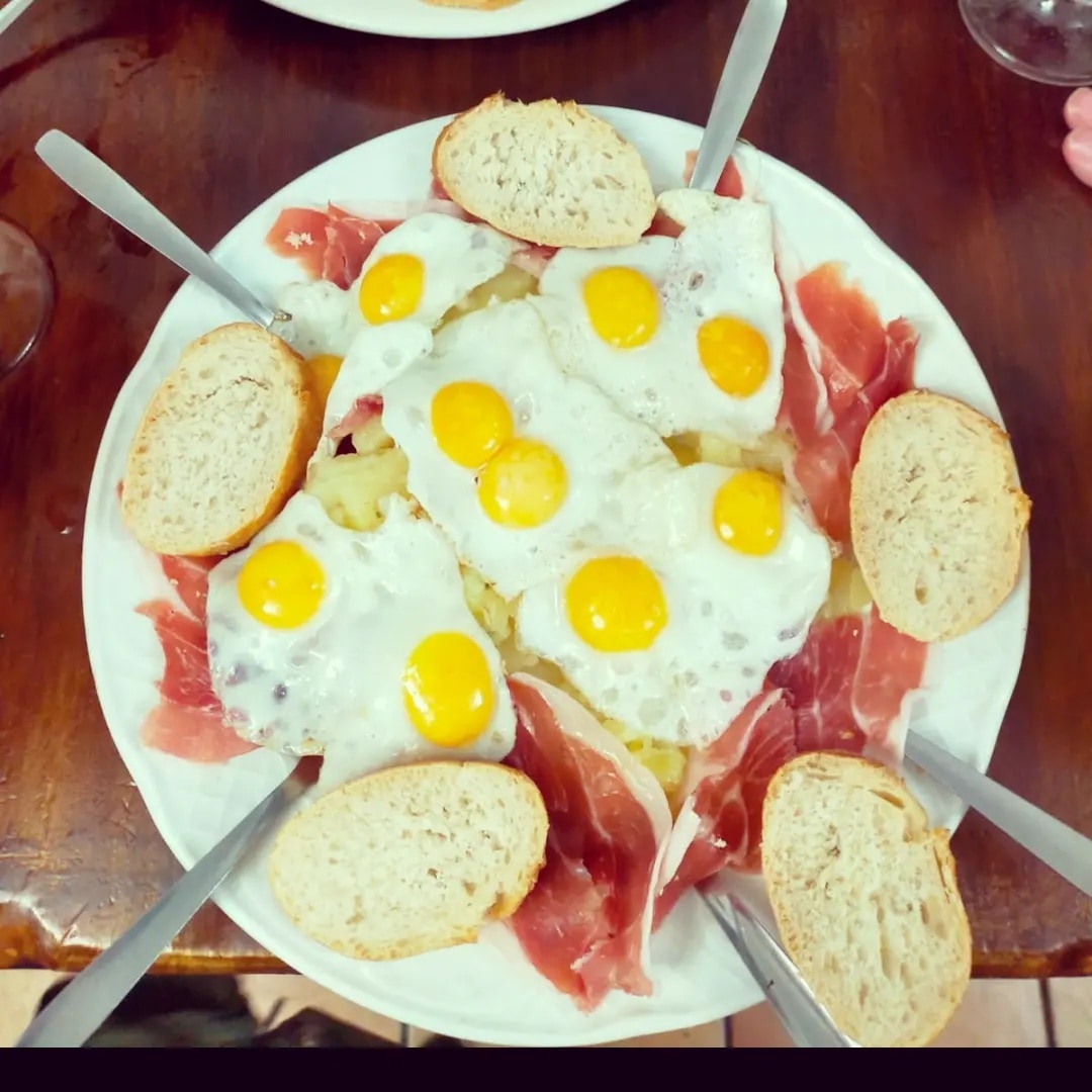 GranadaTapaTour's tweet photo. Last night's final tapa surpassed itself in size! Potatoes, #jamon &amp; quail's eggs. #lovetapas #eatspain #granadacity #spanishfood https://t.co/1RYGaXUrBm