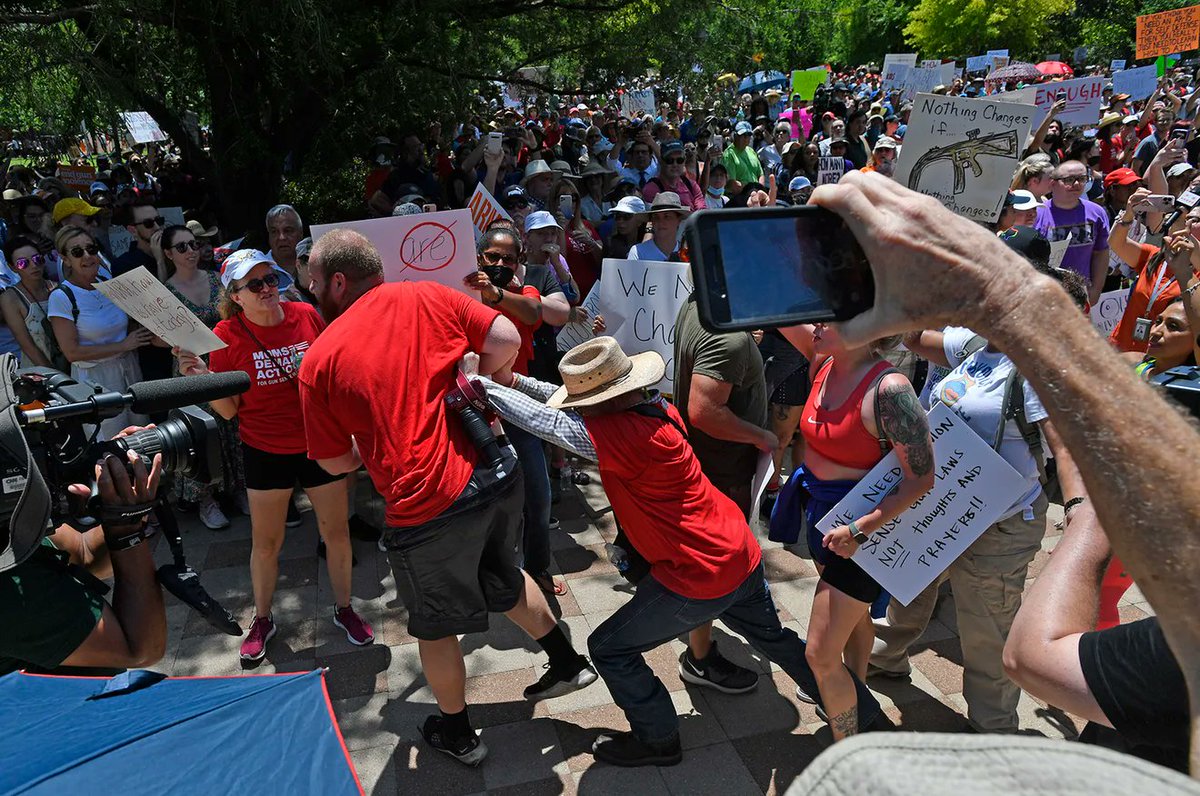 shannonrwatts's tweet image. Texas @momsdemand volunteers eject a right wing provocateur from the #NRAprotest for trying to disrupt the event.

(📷 by Ronald Erdrich, Abiliene Reporter News)