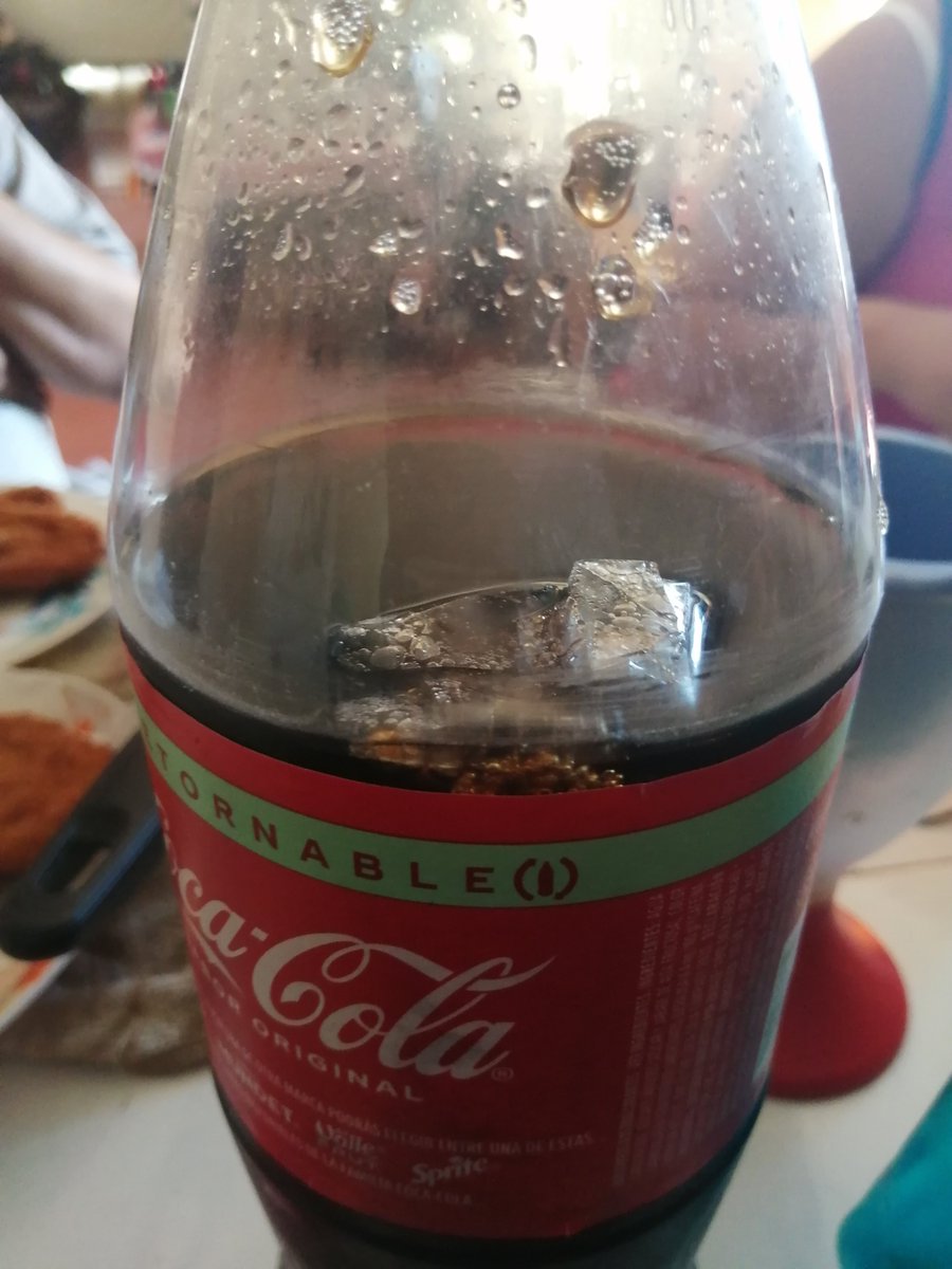 Qué pedo <a href="/CocaColaMx/">Coca-Cola México</a> una bolsa como de chicle dentro de la botella, no jodan

#CocaCola #ayuda