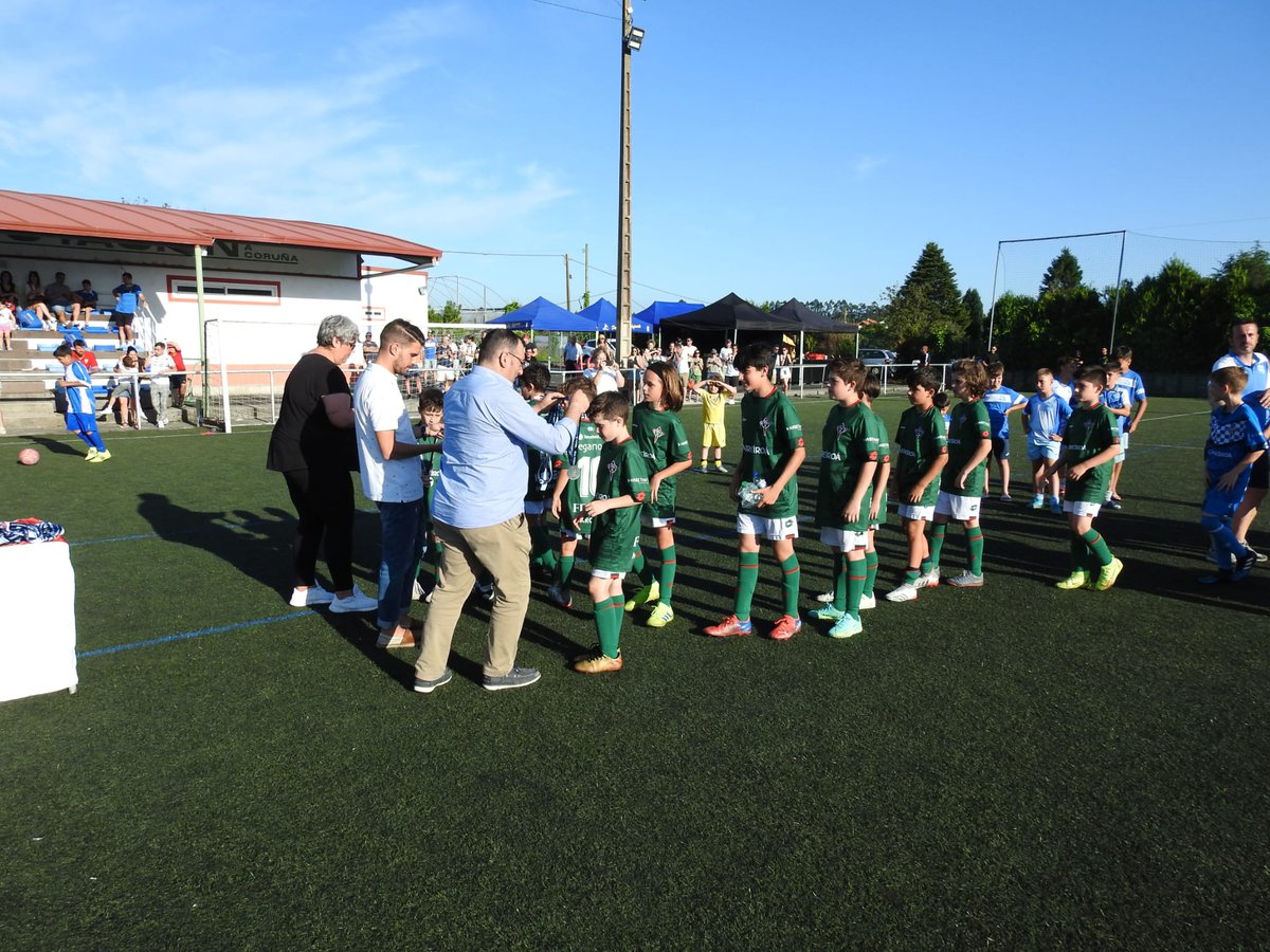 S.D. O Val de Narón (@sdovaldenaron) on Twitter photo Gran fiesta del fútbol base la vivida en la jornada de hoy en Sinde con la disputa de la Copa Convivencia Alevín
Muchas gracias a todos los equipos participantes y al público asistente y enhorabuena a los finalistas.
1° <a href="/Gdecaranza/">scdrgaliciacaranza</a> "D"
2° <a href="/racingferrolsad/">Racing Club Ferrol</a> "B"
<a href="/futgal/">RFGF</a> Gran fiesta del fútbol base la vivida en la jornada de hoy en Sinde con la disputa de la Copa Convivencia Alevín
Muchas gracias a todos los equipos participantes y al público asistente y enhorabuena a los finalistas.
1° <a href="/Gdecaranza/">scdrgaliciacaranza</a> "D"
2° <a href="/racingferrolsad/">Racing Club Ferrol</a> "B"
<a href="/futgal/">RFGF</a>