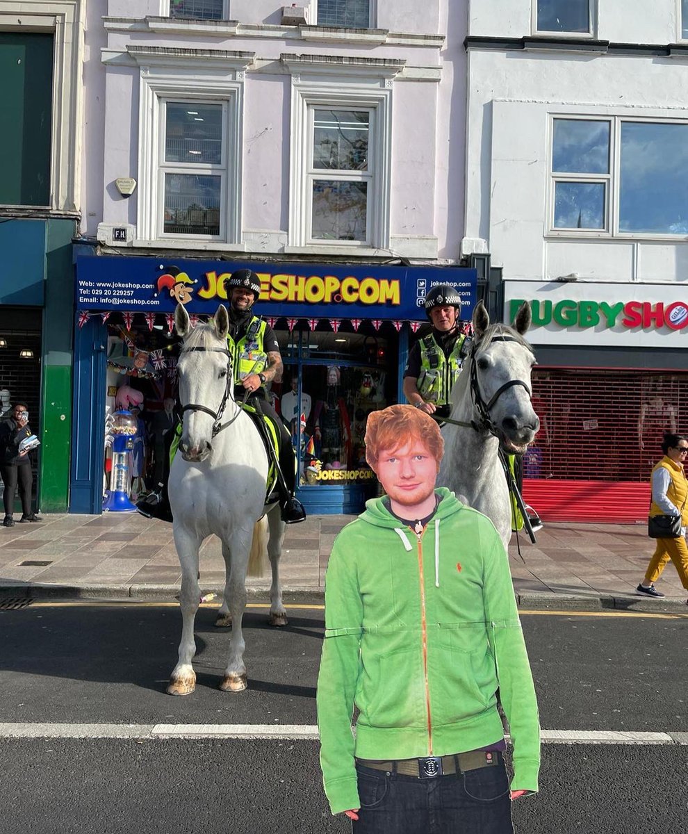 Look who was outside the shop today😀😂😜 @SWPDogsHorses @EdSheeranWales  #Cardiff #EdSheerancardiff #EdSheeran