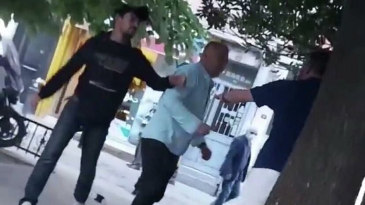 İstanbul’da oğlunun birisiyle tartıştığını gören baba, hem oğlunu hem tartıştığı kişiyi dövdü.