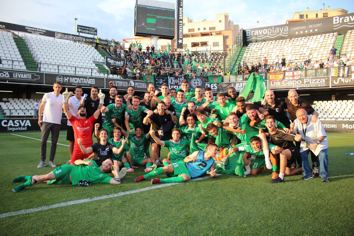 ue_cornella's tweet photo. Casi me da algo, pero ha merecido la pena porque sois espectaculares. 

Ser del Cornellà es esto. Saber correr, sufrir y celebrar. 

Gracias, equipo. Gracias, afición. 

#Ambelverdalcor 💚 https://t.co/QpFDb3zzZO