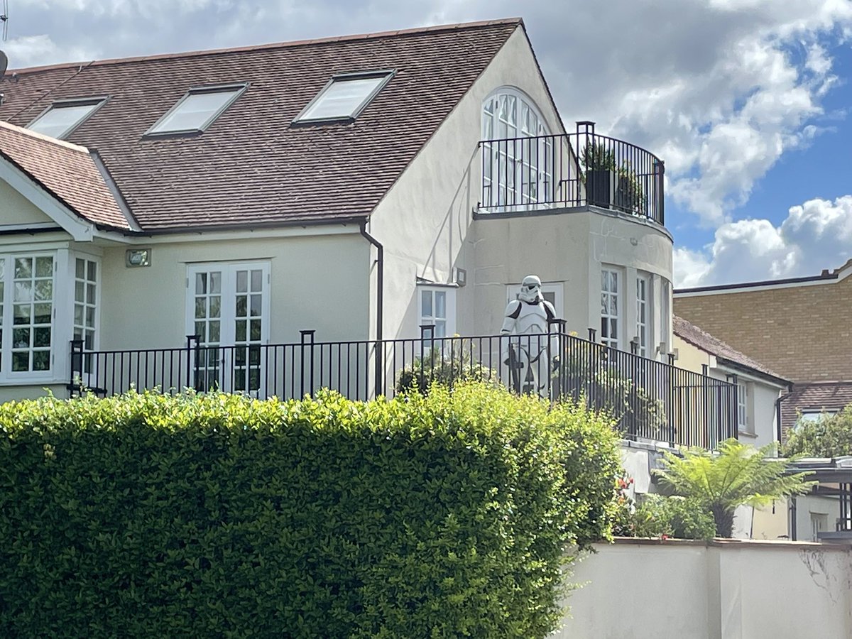 Whiffenpuff's tweet photo. Despite the irony π of me being blind because I donβt run with my glasses on π€
#SeenOnMyRun
Who needs a house alarm when you can have a storm trooper π
#OnlyInChiswick
#ThamesPath https://t.co/G8wS3XOIUl