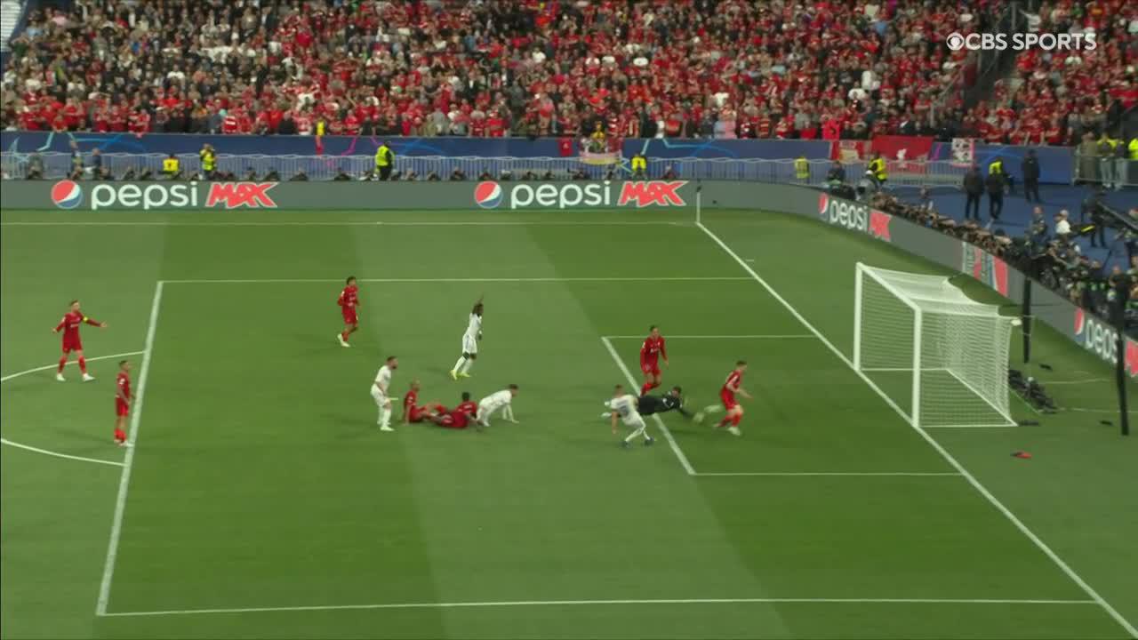 BENZEMA WITH THE BALL IN THE NET. ...But he's ruled offside. 😲”
