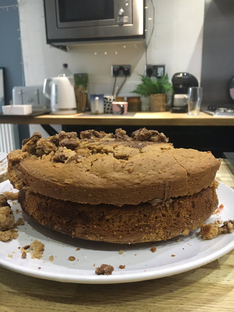 EimajHow's tweet photo. Just baked this lovely cake with no help though from @Jamielakin07 https://t.co/8f0Wb0tIQ7