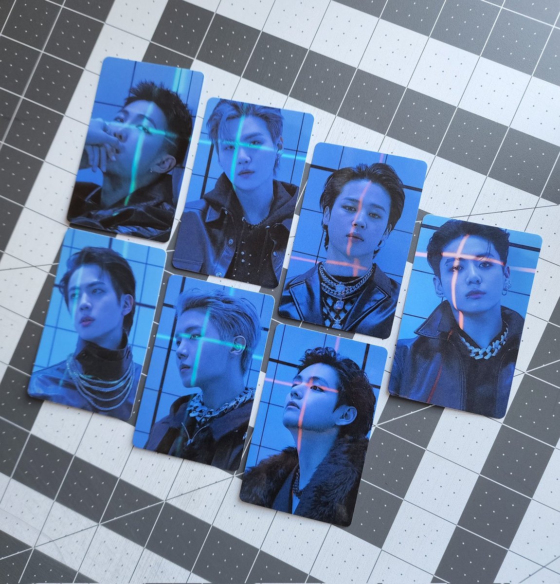 hotteok_pwr's tweet photo. 💫WORLDWIDE BTS GIVEAWAY💫

Includes:
✨️OT7 BTS photocard set

Rules:
♡ Like, retweet
♡ Comment with your favorite BTS picture

Ends in 24 hours 💜 Good luck! 
@BTS_twt

We sell handmade PCs and gifts on our shop! Link to shop -> https://t.co/rpSGU1OR6r https://t.co/P6m4XgAQI6