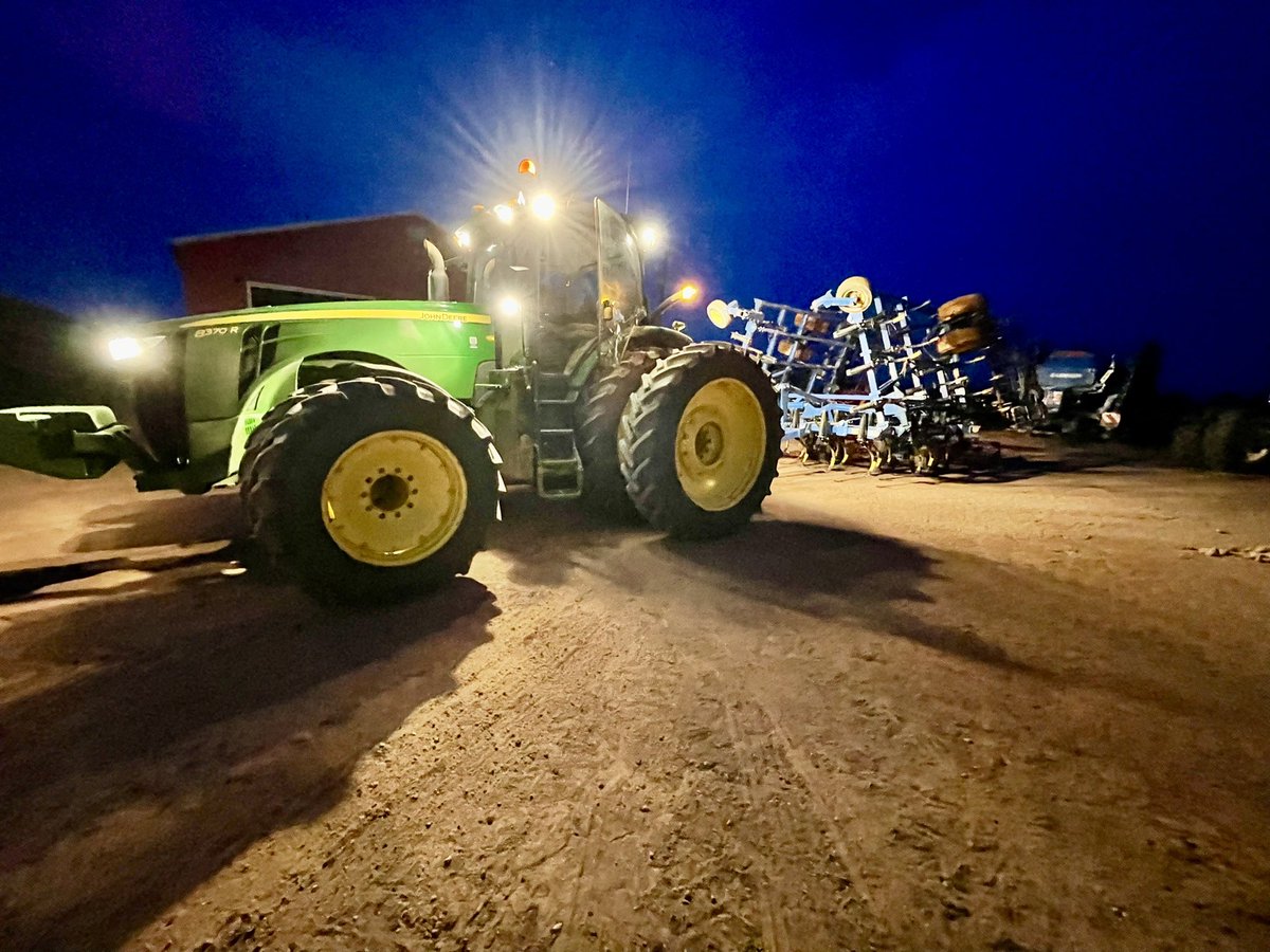 A lil click here and a lil snap there gets those shots!! Rained out for a few days mayswell go through some spring planting pictures 👨‍🌾☀️🥔 #plant22 #PEI #potatoes
