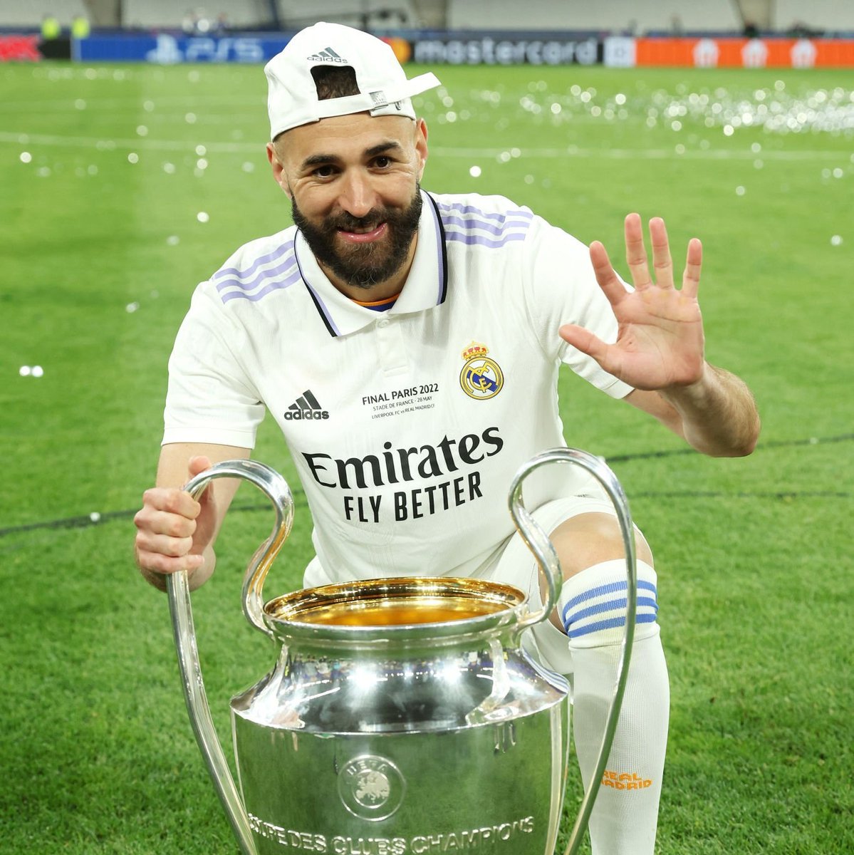 Hasan87Madrid's tweet photo. لا أحد اليوم اكثر سعادة من مشجعي ريال مدريد حول العالم، ليس بسبب اللقب الرابع عشر فهذا انتصار متوقع، هذا لقب إمتلئت به خزائن سيد أندية العالم حتي فاضت، لكن لأن الشعور السائد لدى كل المدريديستا أن العالم بأسره كان يتصيد عثراتنا، كان يتمني سقطاتنا حتي على مستوى الميركاتو https://t.co/NyfaQTUQ8V