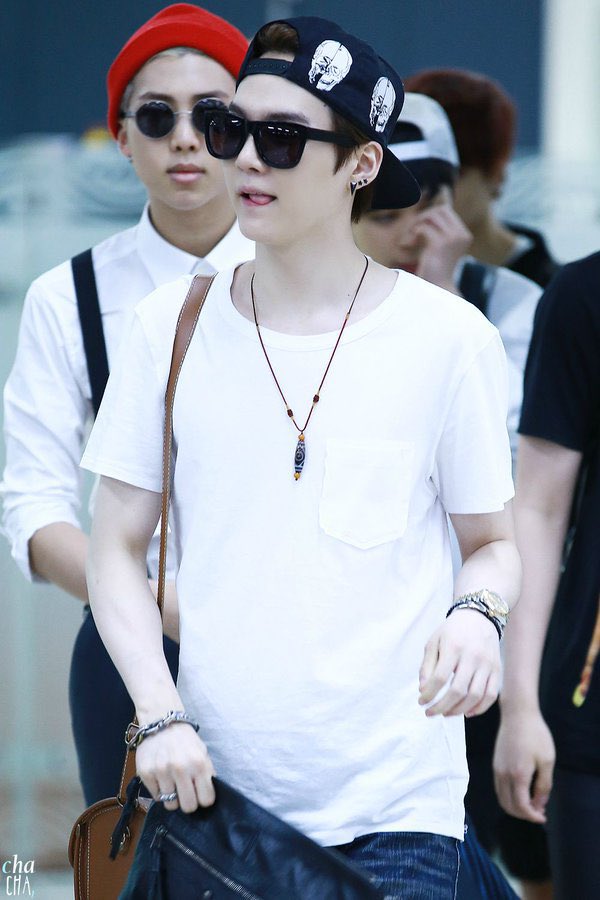 bluesideIover's tweet photo. K-armys are talking about the necklace yoongi is wearing, it’s the same necklace that yoongi’s mom gave to him and told him it would make all his wishes come true😭it’s been along time since he wore it since debut days😭😭😭 https://t.co/yC7Rj3Tpg1
