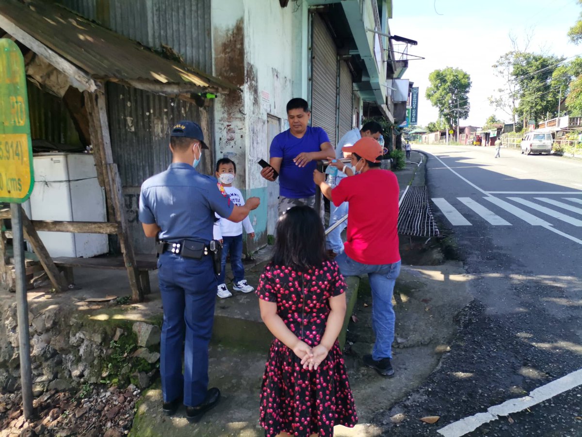 MpsSablan's tweet photo. Distribution of facemask to violators.
#PNPKakampiMo
#WeServeAndProtect
#PNPPATROLPLAN2030 https://t.co/lCzpROIr64