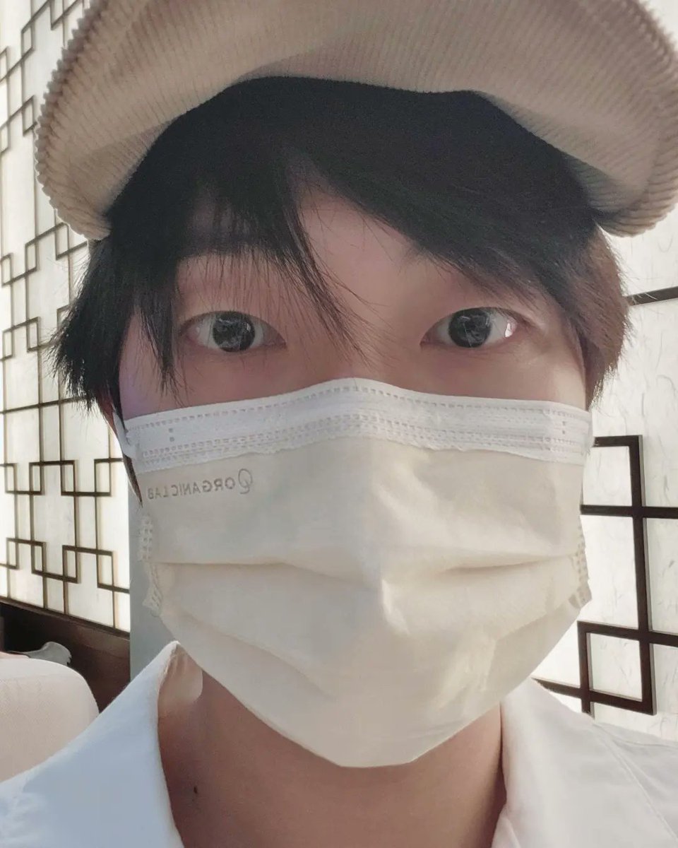 BtsQueens22's tweet photo. Jin posted this picture on Weverse with the caption "I'll go and come back" https://t.co/klON57EBCA
