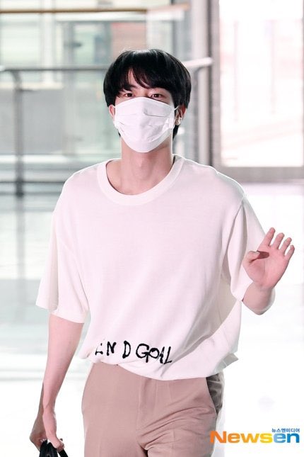 BtsQueens22's tweet photo. The rest of BTS is leaving Korea and will be arriving in Washington DC either late tonight or early in the morning. And Jk will be meeting them whenever when he gets done with his business in LA. https://t.co/GdXlw3WMeD