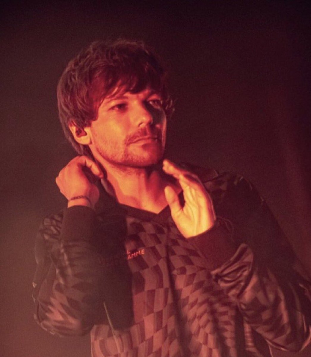 awayfromhomerry's tweet photo. the duality of louis tomlinson https://t.co/dMMTniwECk