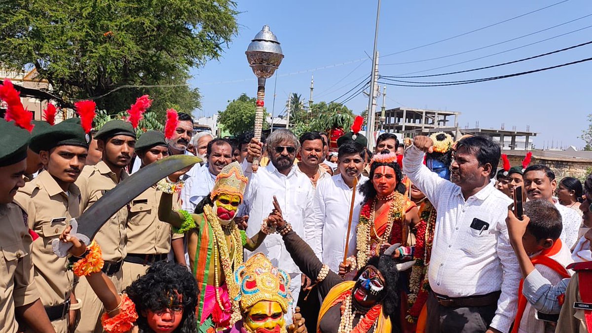 eshwar_khandre's tweet photo. ಕನ್ನಡ ಮತ್ತು ಸಂಸ್ಕ್ರತಿ ಇಲಾಖೆ ಇವರ ಸಂಯುಕ್ತಾಶ್ರಯದಲ್ಲಿ "ಅಮೃತ ಭಾರತಿಗೆ ಕನ್ನಡದ ಆರತಿ" ಶೀರ್ಷಿಕೆಯಡಿ ಭಾಲ್ಕಿಯಲ್ಲಿ ನಡೆಯುತ್ತಿರುವ '75ನೇ ಸ್ವಾತಂತ್ರ್ಯ ಅಮೃತ ಮಹೋತ್ಸವದ' ಮೆರವಣಿಗೆ ಕಾರ್ಯಕ್ರಮಕ್ಕೆ ಚಾಲನೆ ನೀಡಲಾಯಿತು. https://t.co/OBzfeBRYd9