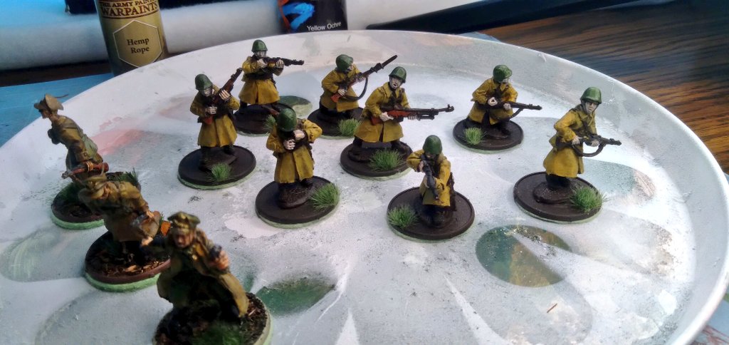 MiniMiliChannel's tweet photo. #Hobbystreak #Day29 HQ finally distributed the great coats to the rest of the squad! #Polish #28mm #Greatcoats #EarlyWar #Blitzkrieg #156Scale mixed this Yellow Ochre and #HempRope from @thearmypainter next get in line for some boots soldiers! https://t.co/mqtNFgg3PA