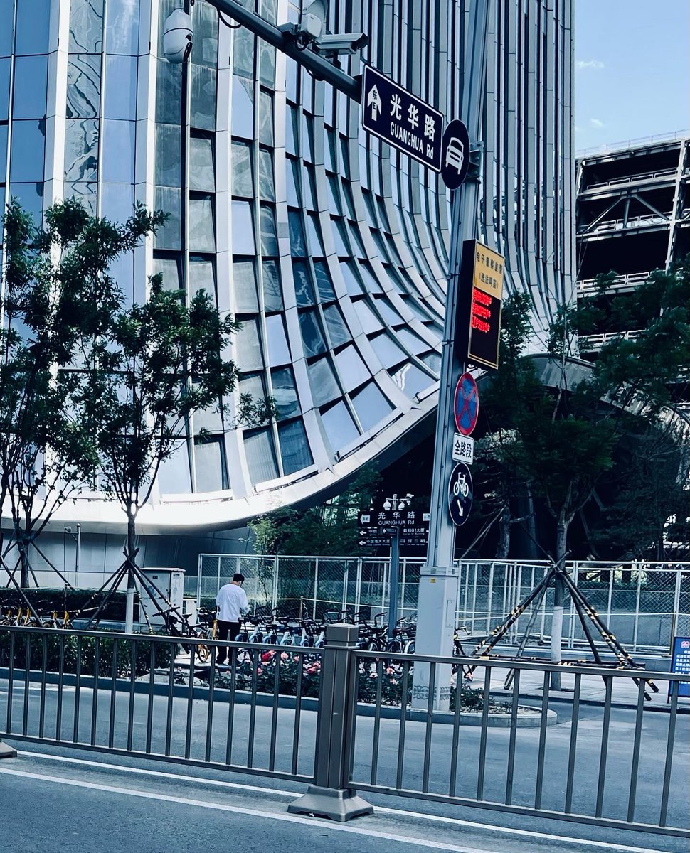 sebloaiza's tweet photo. This is how the tallest tower in beijing (~530m) looks from the bottom https://t.co/sy8JbIHN8R