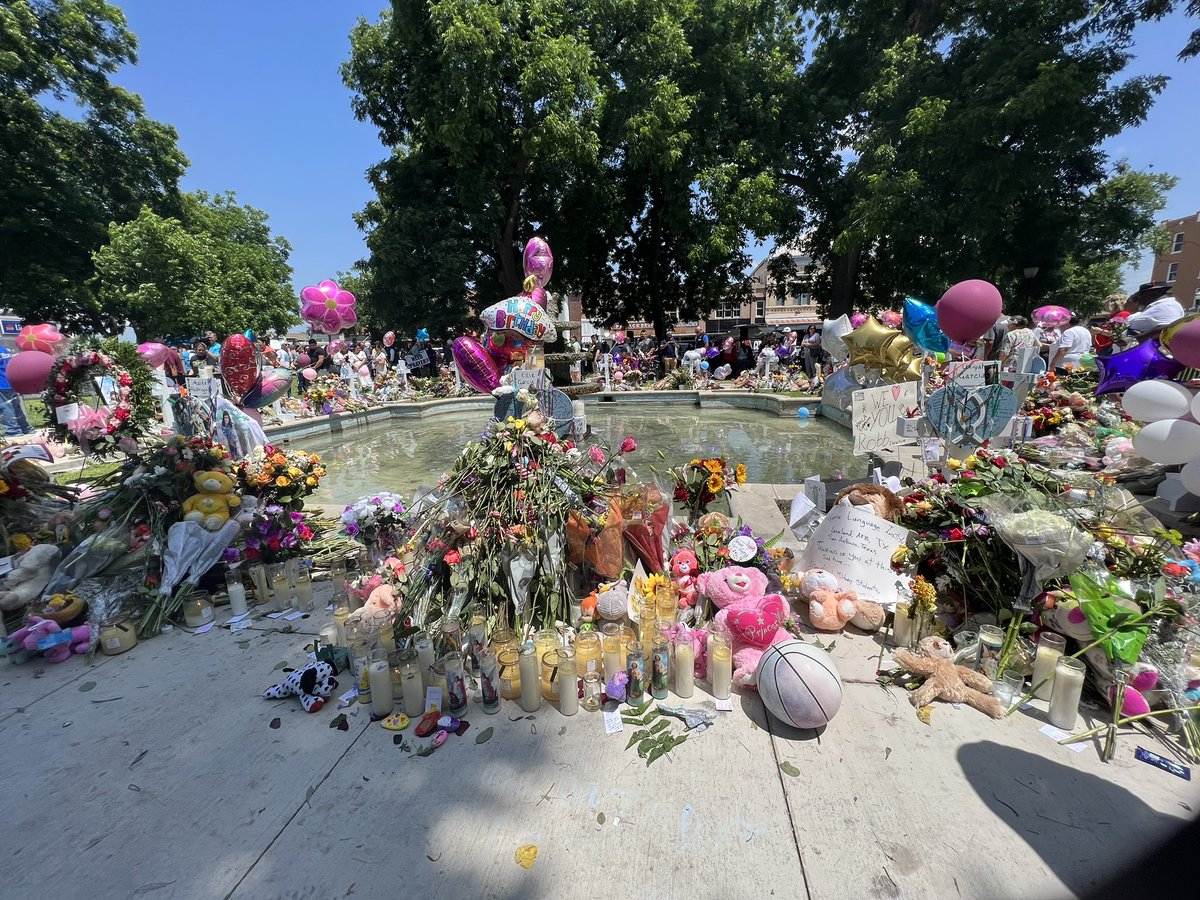 RyanFonseca's tweet photo. I was asked to lead worship in the beautiful town of Uvalde that is mourning this tragic event, may God grant these families strength and the peace of his love. #uvalde #UvaldeStrong https://t.co/rUNbtqJFAp