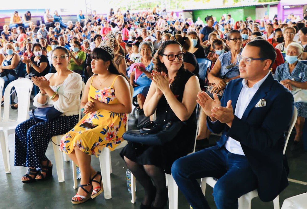 WalterAlemanSV's tweet photo. #CelebracionAMama Esta tarde compartimos con las madrecitas de Quezaltepeque un evento en conmemoración al mes de la madres.🎈👵🏼

Con risas, regalos, y mucho talento del municipio disfrutamos una tarde llena de diversión con las madres Quezaltecas.🎁 https://t.co/Q0TKlK1b4B