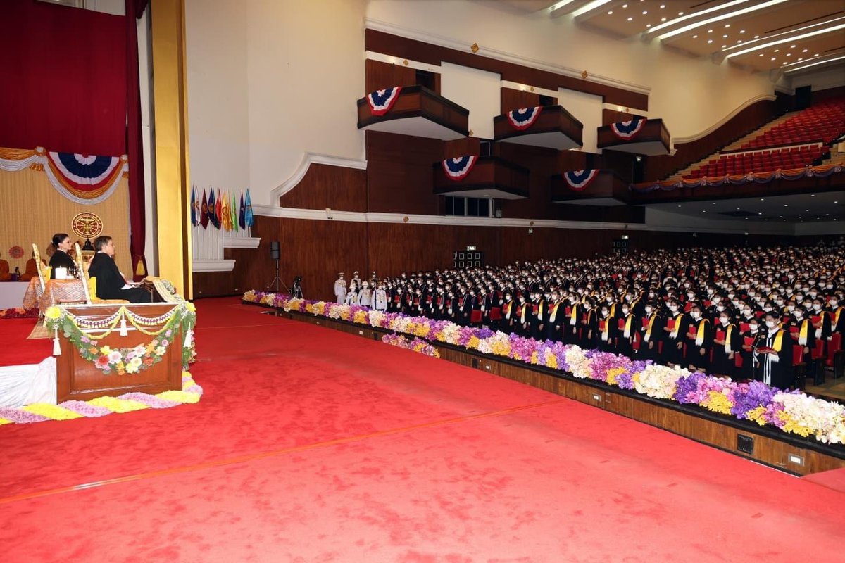 1st_Army_Area's tweet photo. “ในหลวง พระราชินี เสด็จฯ พระราชทานปริญญาบัตร ม.ธรรมศาสตร์ เป็นวันที่ 2”
เมื่อวันที่ 28 พ.ค.65 พระบาทสมเด็จพระเจ้าอยู่หัว และสมเด็จพระนางเจ้าฯ พระบรมราชินี เสด็จฯไปพระราชทานปริญญาบัตรแก่ผู้สำเร็จการศึกษาจากมหาวิทยาลัยธรรมศาสตร์ประจำปี 62-63 ณ หอประชุมมหาวิทยาลัยธรรมศาสตร์ กรุงเทพฯ https://t.co/KlCT0hOaEo