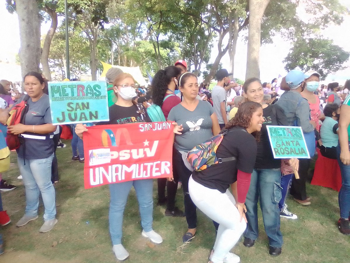 metrassanjuan's tweet photo. #metras mujeres del movimiento de METRAS presente #28May en el acto Central del Congreso Nacional de #Mujeres, Capítulo #Caracas, en el Parque Ezequiel Zamora/El Calvario.
Juntas somos Más! #NiUnaMás @NicolasMaduro @Mariarosa_vzla @Metrasoficial @Joselopezpsuv https://t.co/pBCE1NJvrT