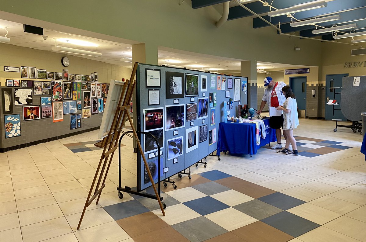 mrscring's tweet photo. Senior Showcases at the Spring Arts Festival! @mhsblazers @millbrookcsdart https://t.co/FfV0RpJf6a