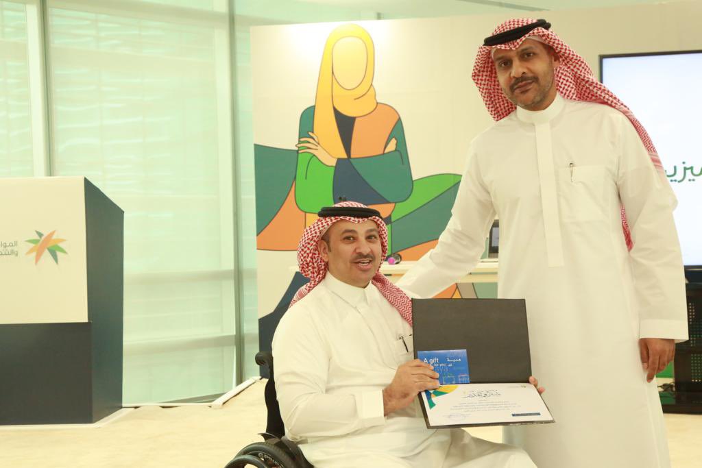 khalid_ahmed_o's tweet photo. تَشرفت بتكريمي من معالي نائب وزير الموارد البشرية والتنمية الاجتماعية #للتنمية_الاجتماعية الاستاذ ماجد الغانمي بمناسبة حصولي على ( الشخصية المتميزة في تمكين الأيتام ) شكراً لأصحاب السعادة الوكلاء ومدراء العموم والشكر موصول لكل من منحني الفرصة لخدمة وطني ومجتمعي. #المنطقة_الشرقية https://t.co/SwH2Rkydz5