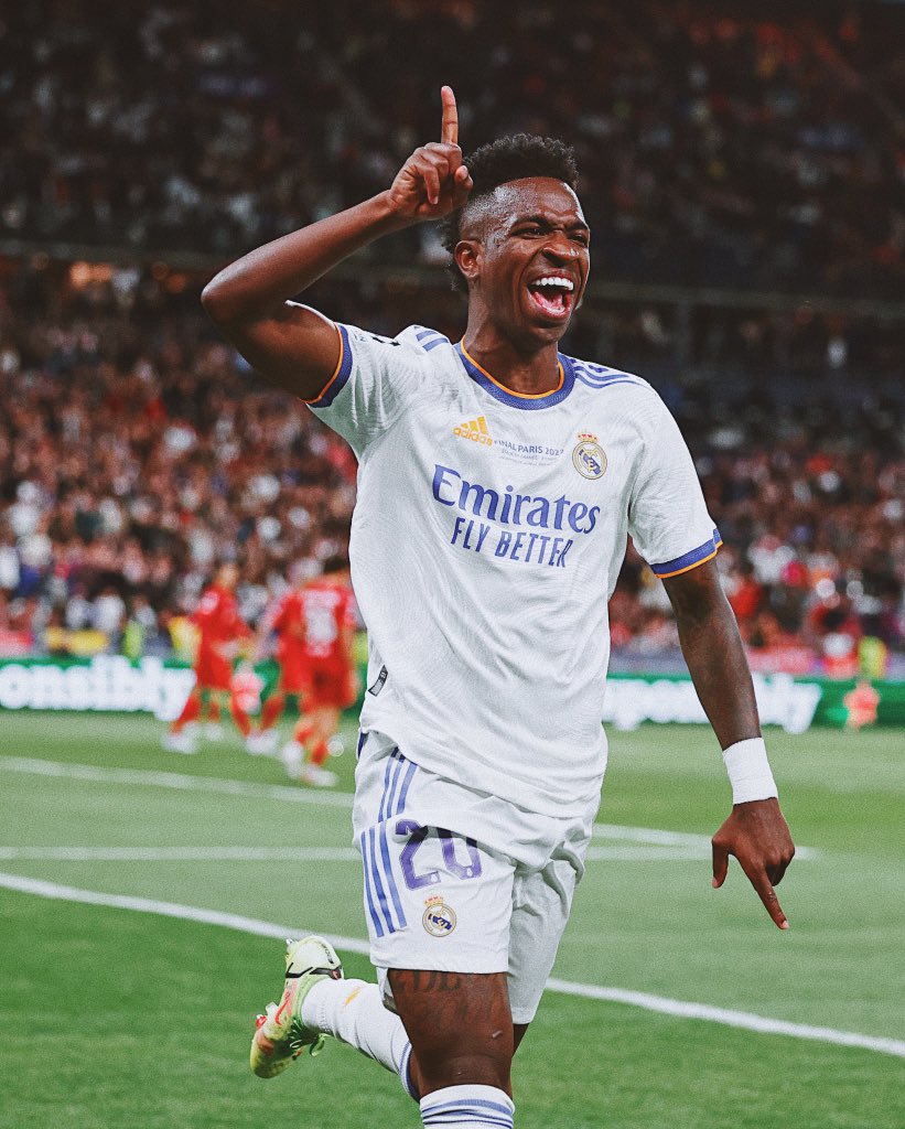 DoentesPFutebol's tweet photo. Focado e na humildade. Ele chegou lá aos 21 anos.

Vini Jr marcou o gol do título da Champions League. A sua primeira. Se você ainda dúvida, ajoelhe-se. Ele é uma estrela. Campeão 🏆.

Parabéns, @vinijr.  Rumo ao hexa 🇧🇷🤍 https://t.co/kfX3Za24IJ
