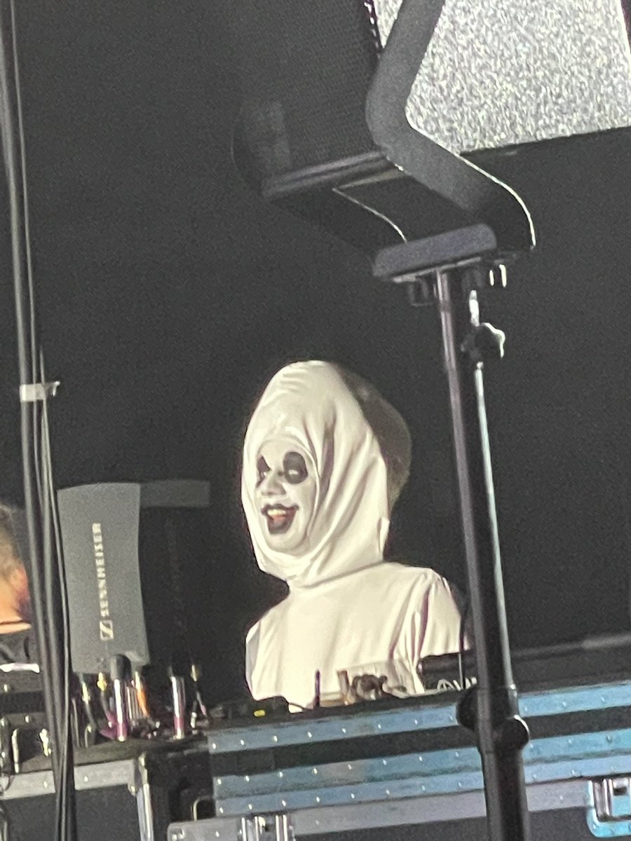danieldjw5's tweet photo. @jimbodragclown bopping to Come through https://t.co/zBEiAWYcGB