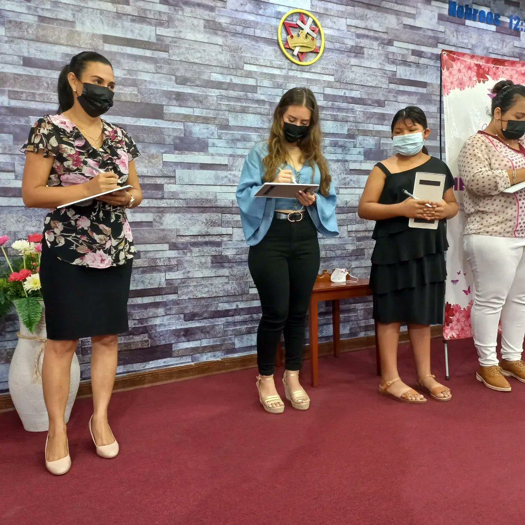 TaberAyutuxte's tweet photo. Realizamos una dinámica entre madres e hijas que nos acompañan. Felicidades a las ganadoras. #CongresoDeMujeres #Amorincomparable https://t.co/nRbfMCrHXh