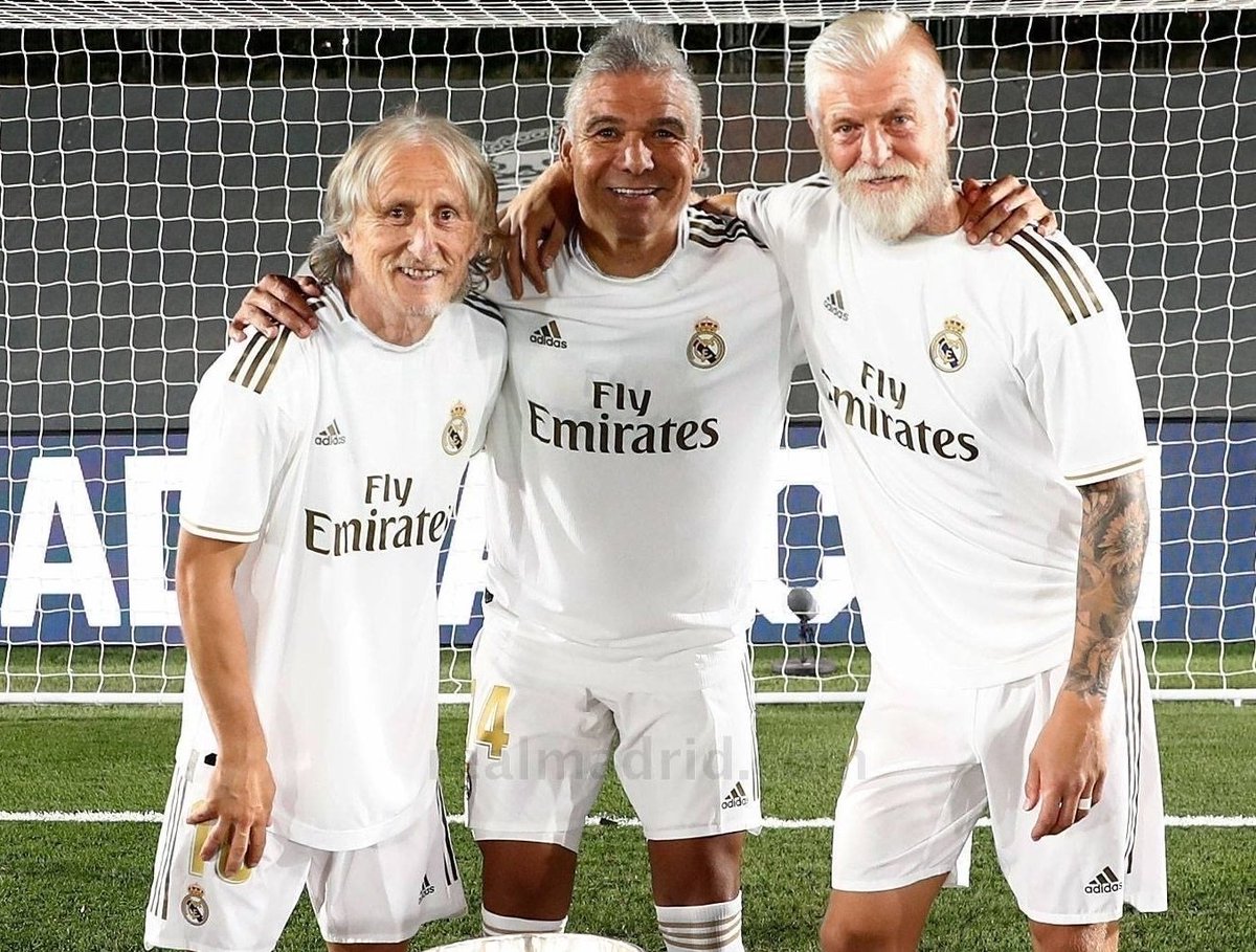 PiedsCarres's tweet photo. Mai 2059. Casemiro, Kroos et Modric remportent leur 28ème LDC ensemble. Leur coach Ansu Fati est très fier d'eux.
#ChampionsLeagueFinal https://t.co/WN9kERfn2D